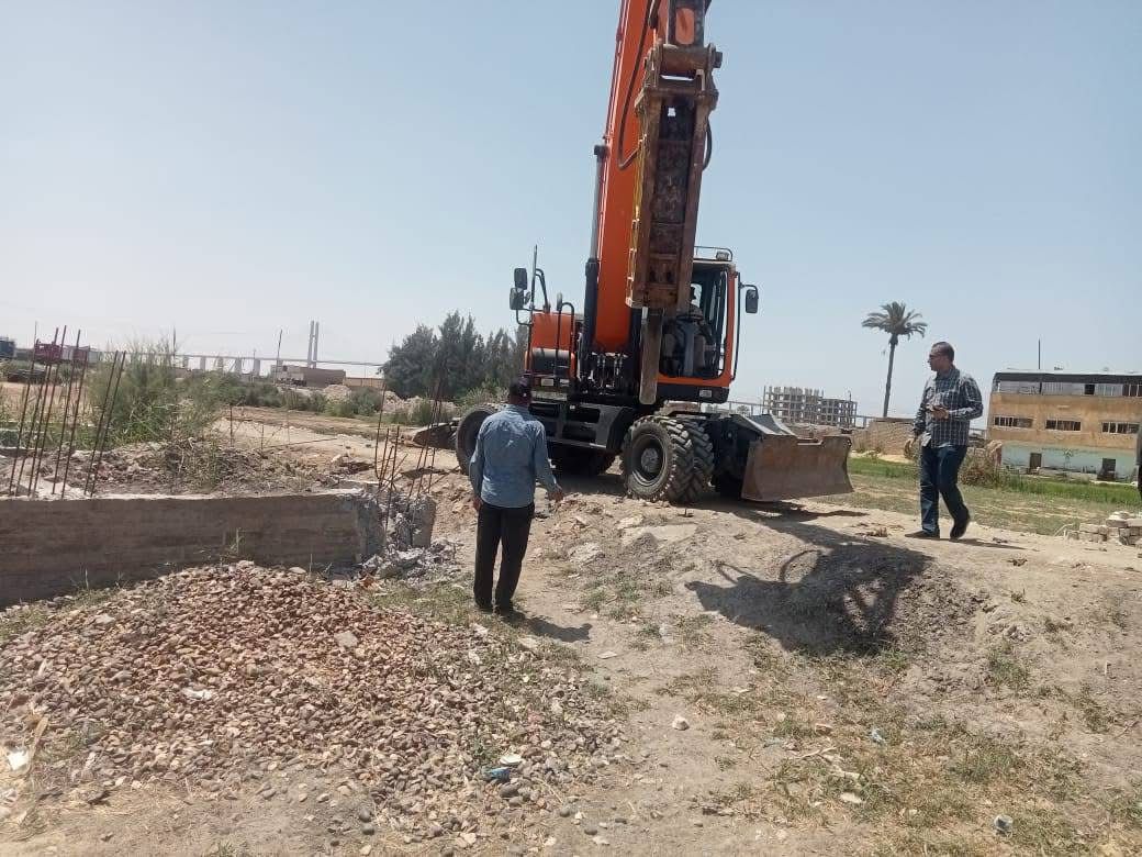 فرق الإزالة تنفذ قرارات الهدم تحت حماية الأمن