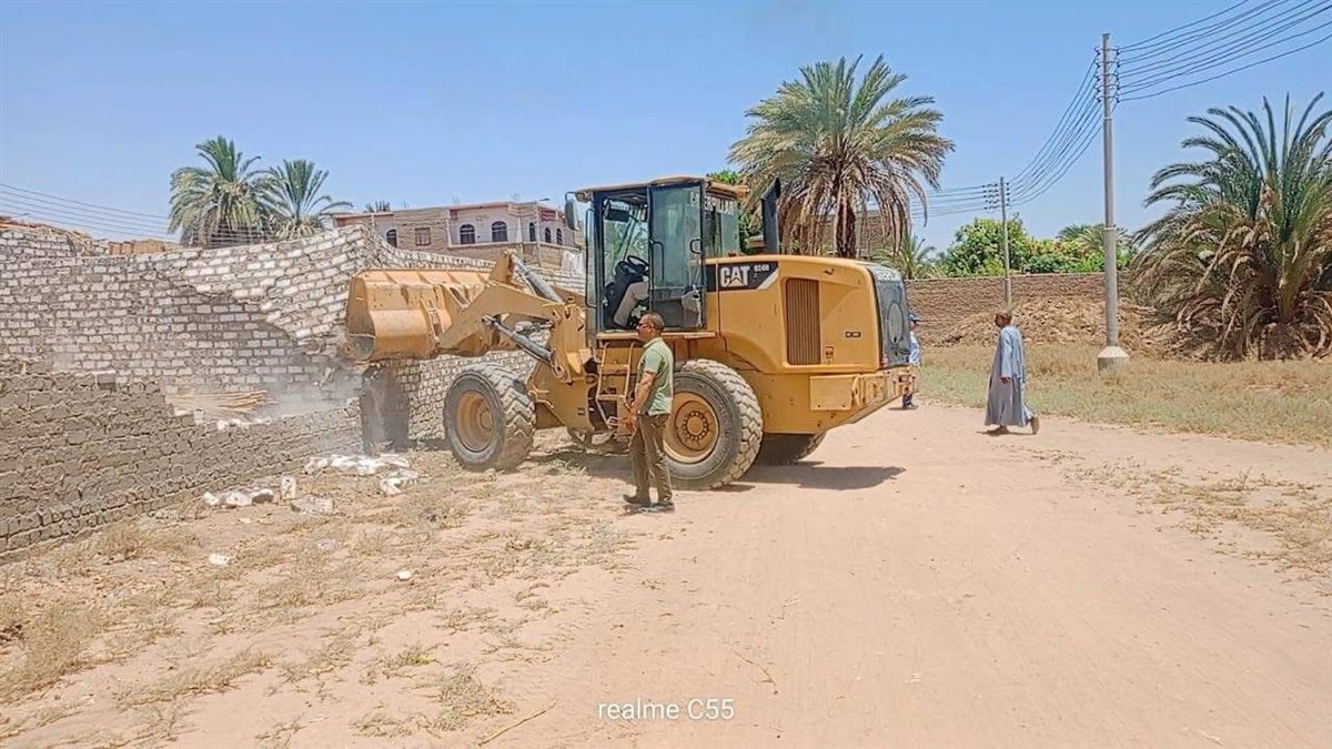 محافظة الأقصر تنفذ حملة مكبرة لإزالة 44 حالة تعدٍ على الأراضي الزراعية وأملاك الدولة بإسنا
