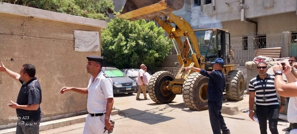 الجهات التنفيذية تزيل مغسلة مخالفة فورًا