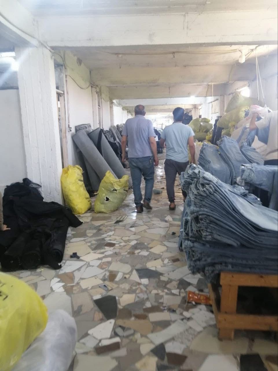 مضبوطات القماش الجينز داخل مصنع أبو حماد