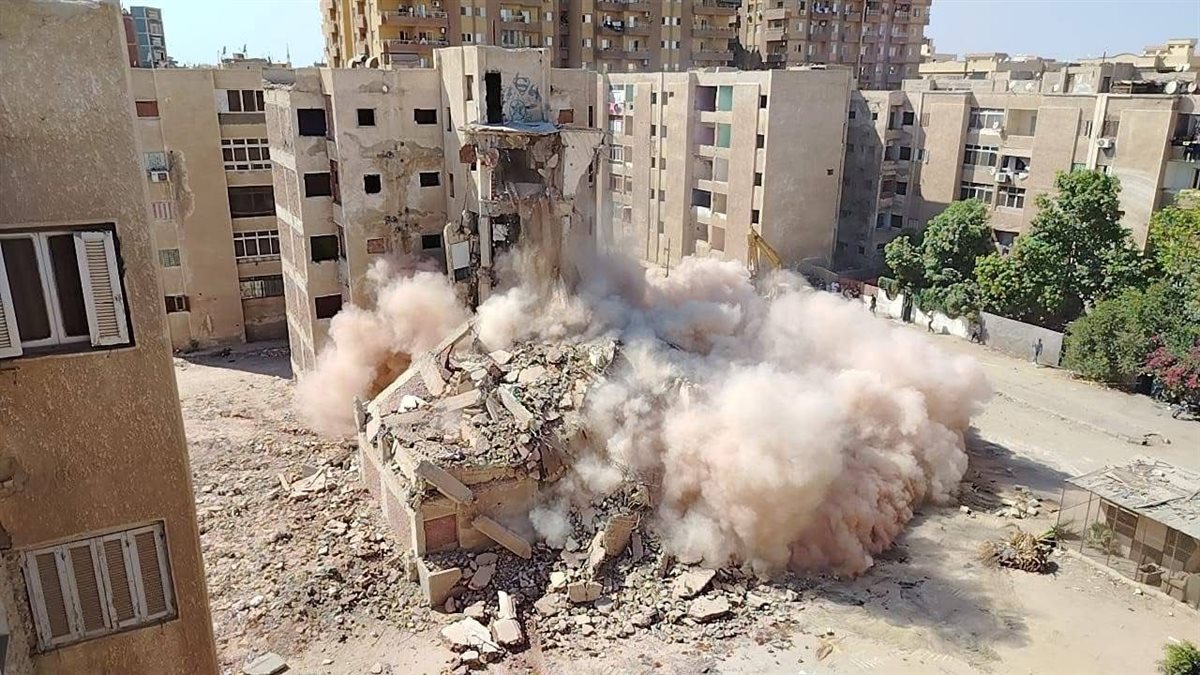 إزالة عقار آيل للسقوط بحي ثالث الإسماعيلية