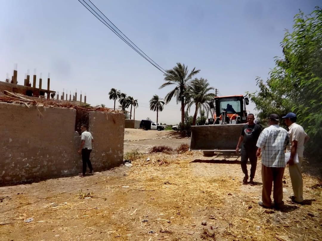 معدات ثقيلة تزيل سور مخالف بالأراضي الزراعية
