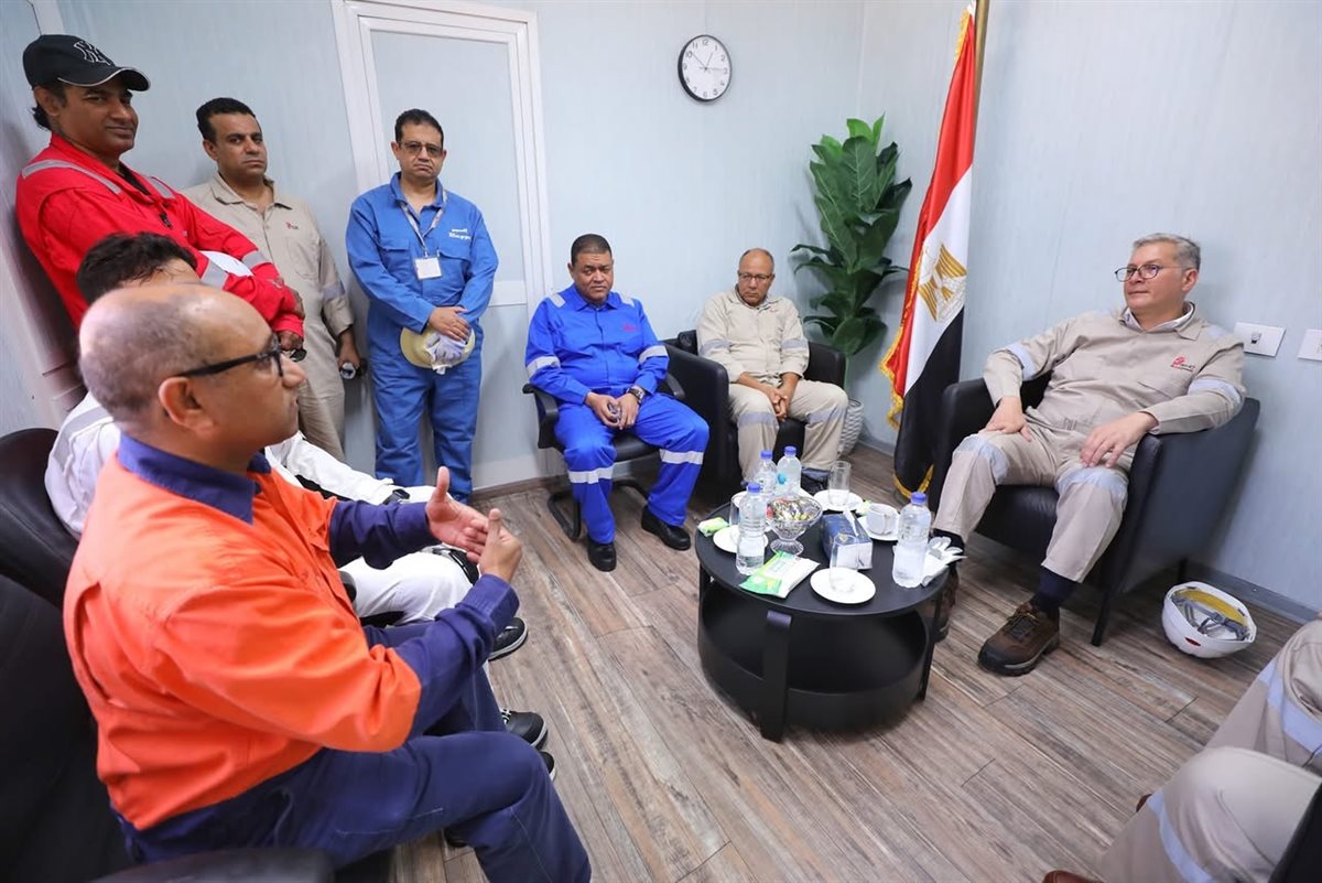 وزير البترول يتفقد أعمال تجهيز وحدة التغييز العائمة «إنيرجيوس باور»