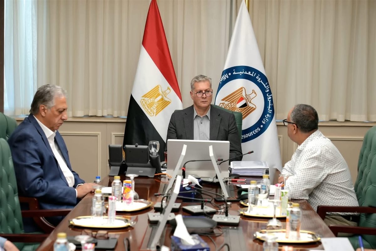 وزير البترول يتابع توسيع البحث عن مفقودي حادث البارج