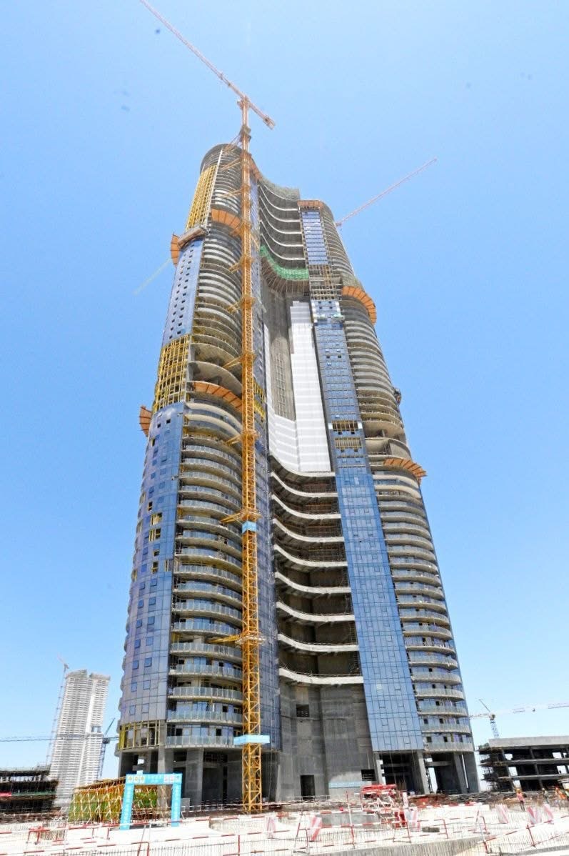 وزير الإسكان يتفقد أبراج الداون تاون