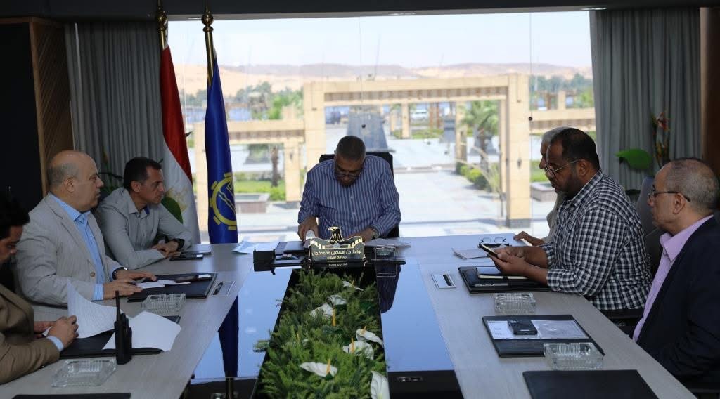 محافظ أسوان إسماعيل كمال يطمئن طلاب التمريض