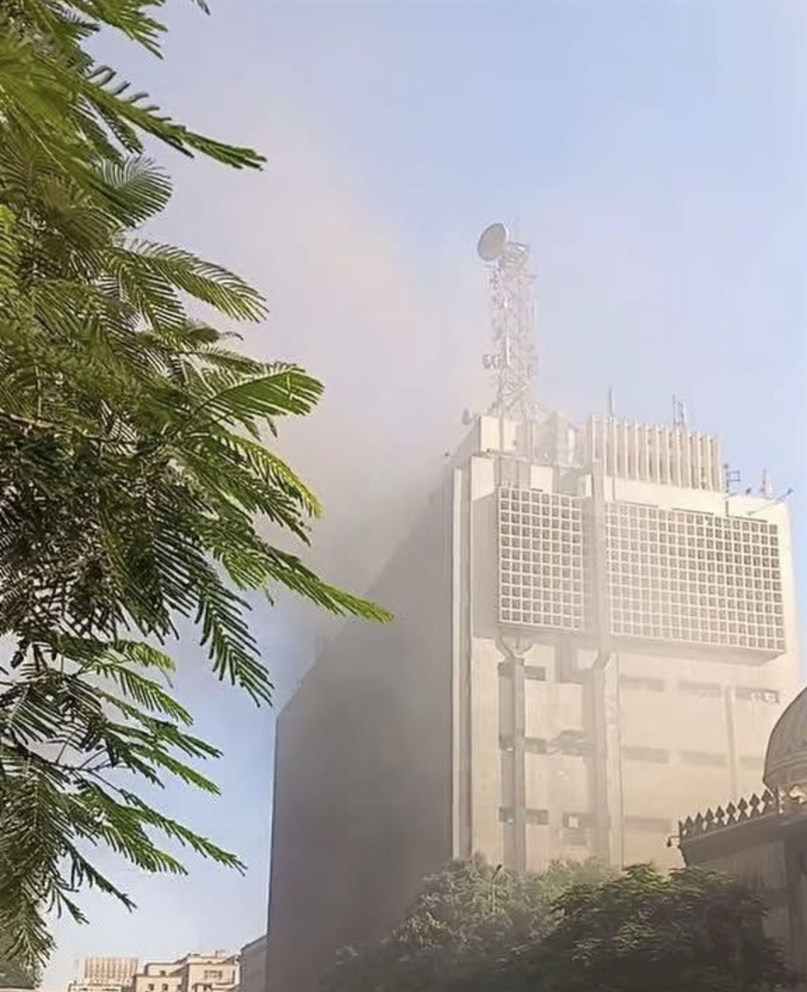 تصاعد دخان حريق سنترال رمسيس وسط القاهرة الكبير