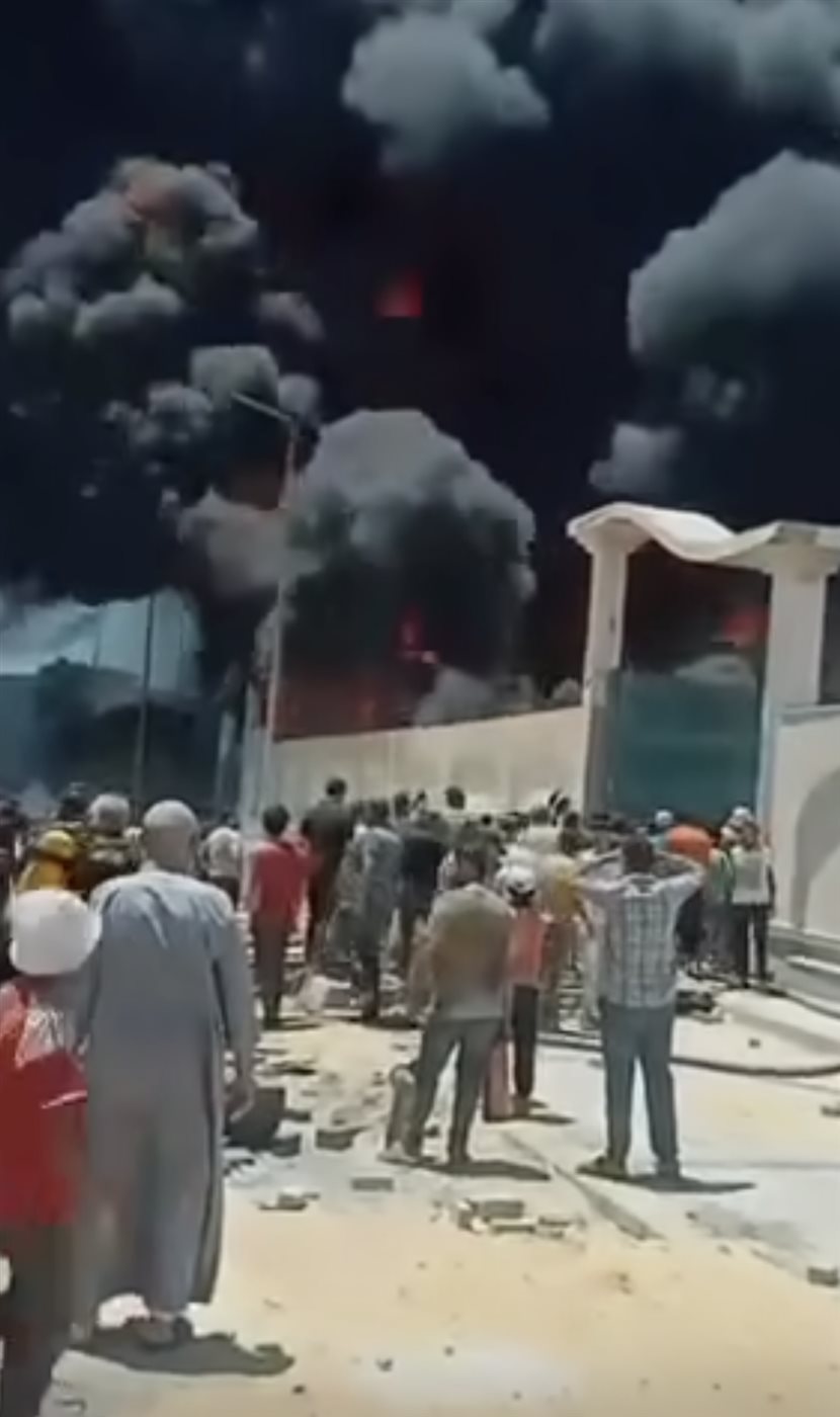 ألسنة اللهب تتصاعد من مصنع فوم في دمياط الجديدة