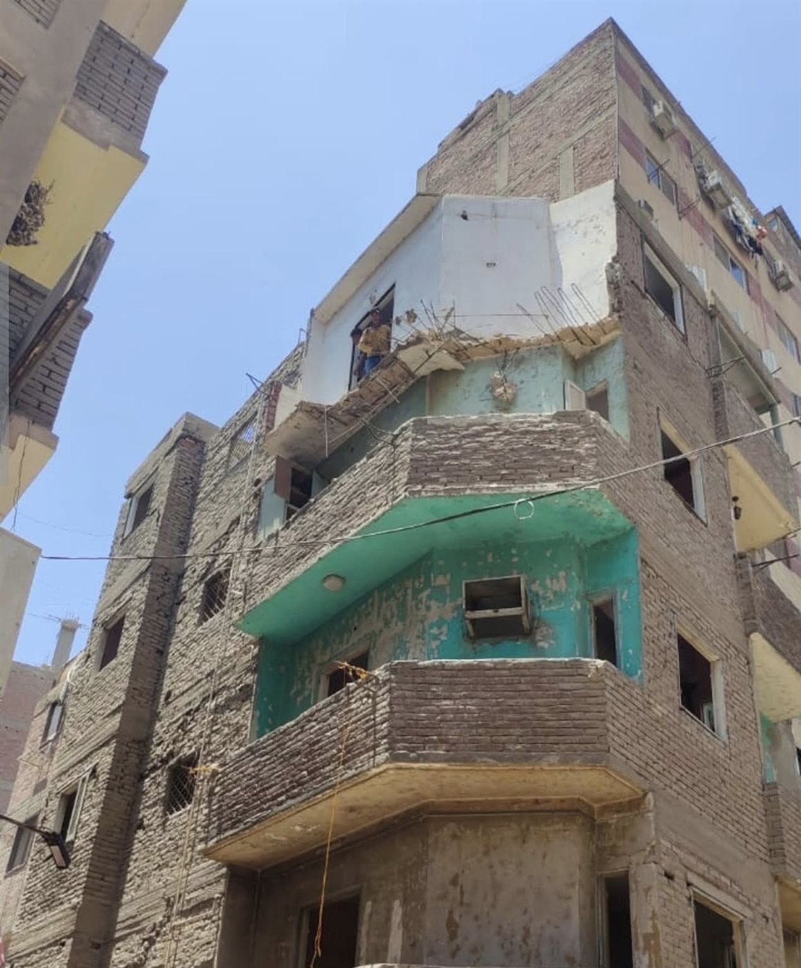 إزالة العقارات الخطرة لحماية سكان حي جنوب الجيزة