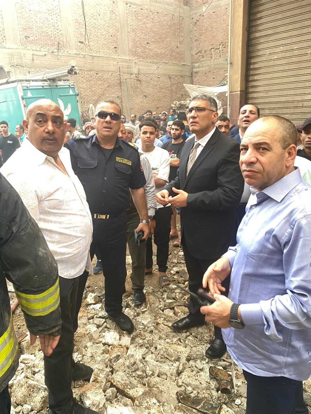 محافظ الجيزة يتابع السيطرة على حريق أوسيم لحظة بلحظة
