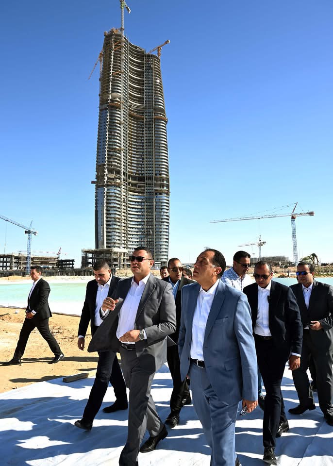رئيس الوزراء يتابع أبراج الداون تاون وبحيرات لاجون بالعلمين