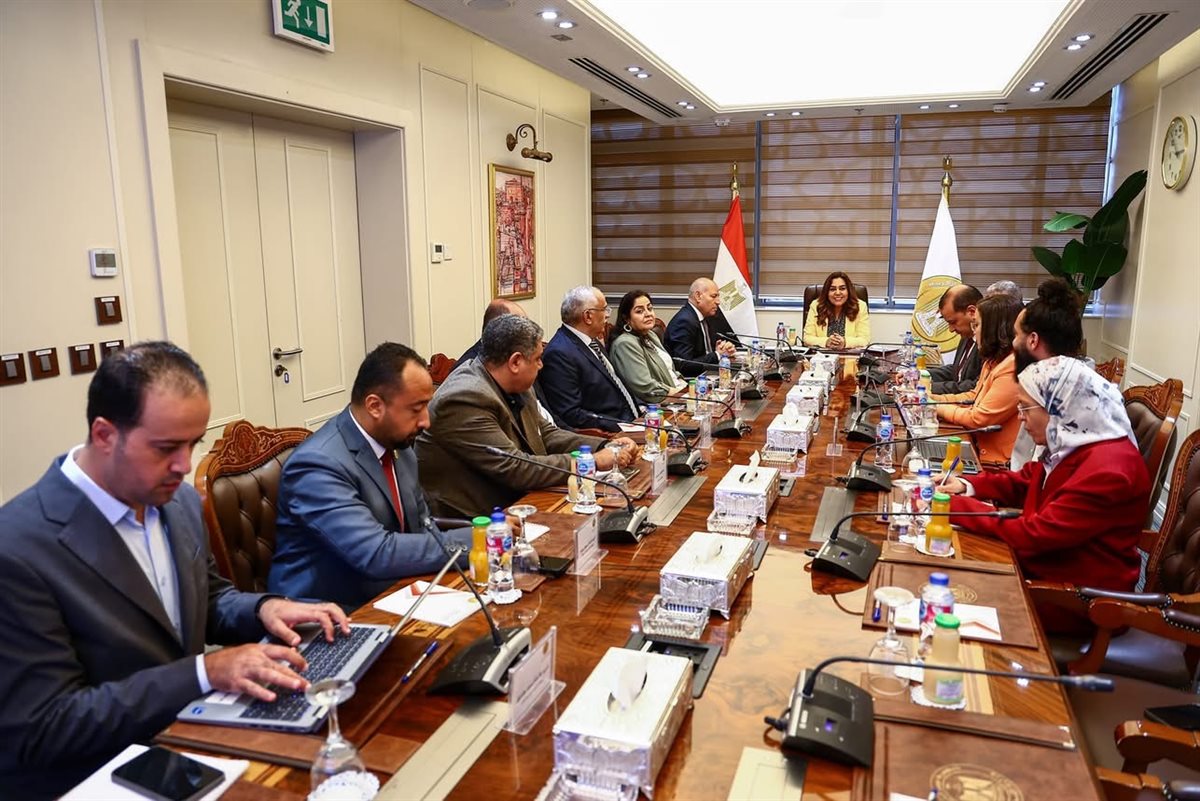 وزيرة التنمية المحلية تناقش خطة تطوير مصر الجديدة