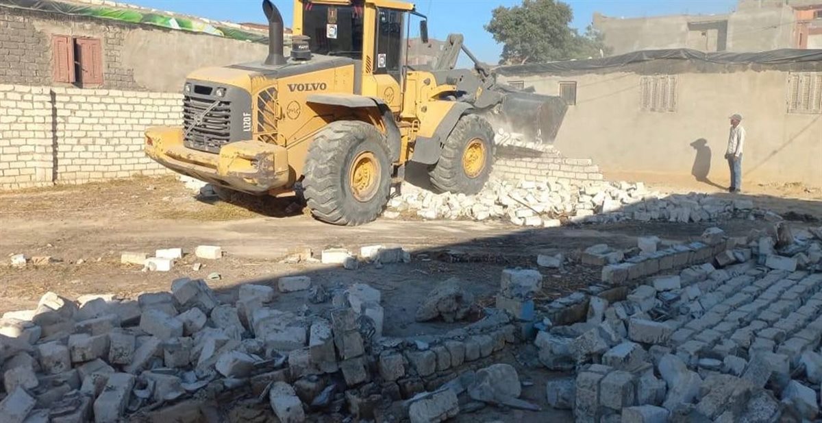 إزالة مبانٍ وأسوار مخالفة ضمن الموجة 26 لاسترداد الأراضي.