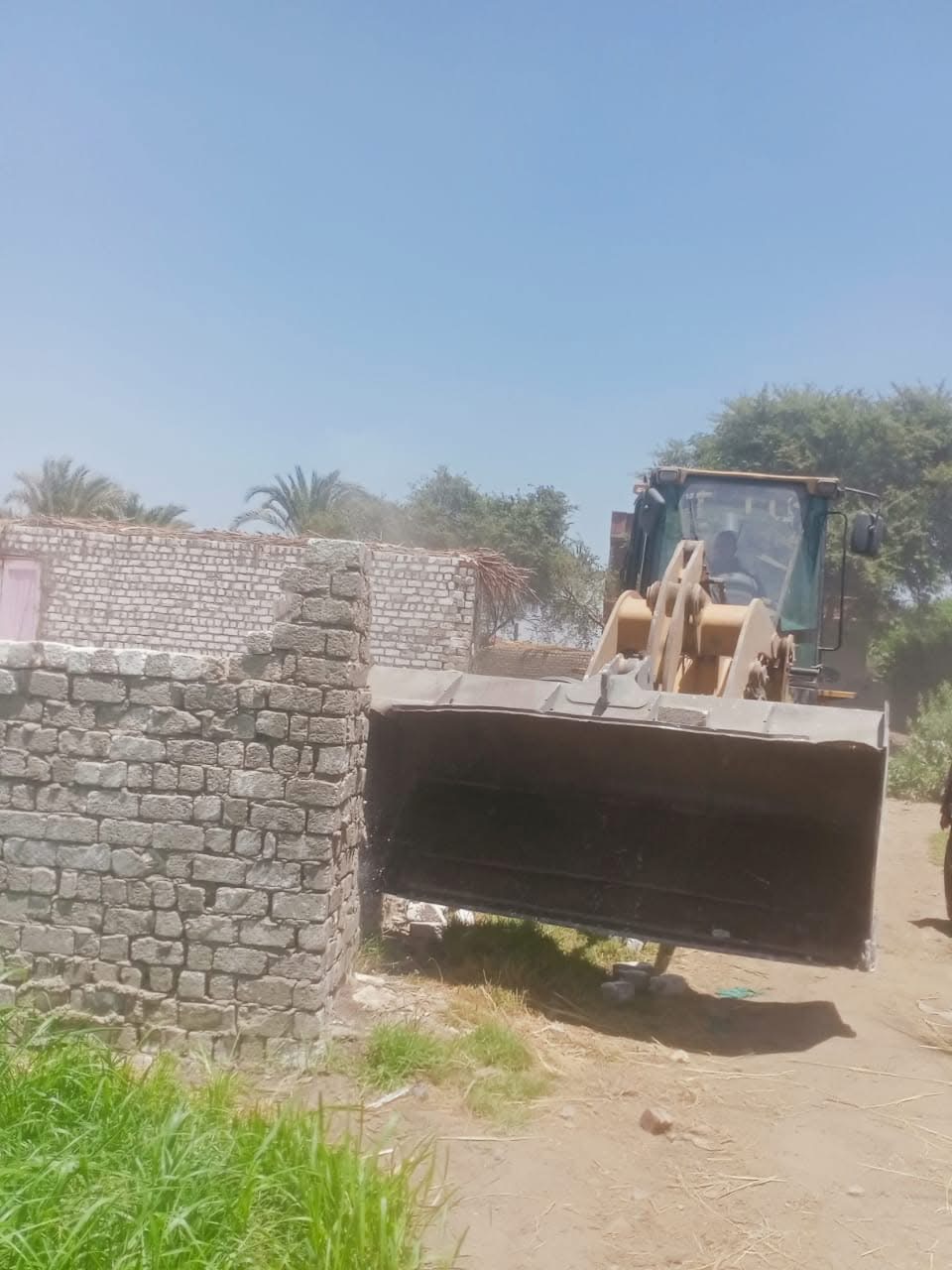إزالة تعديات على أراضي الدولة ببني سويف