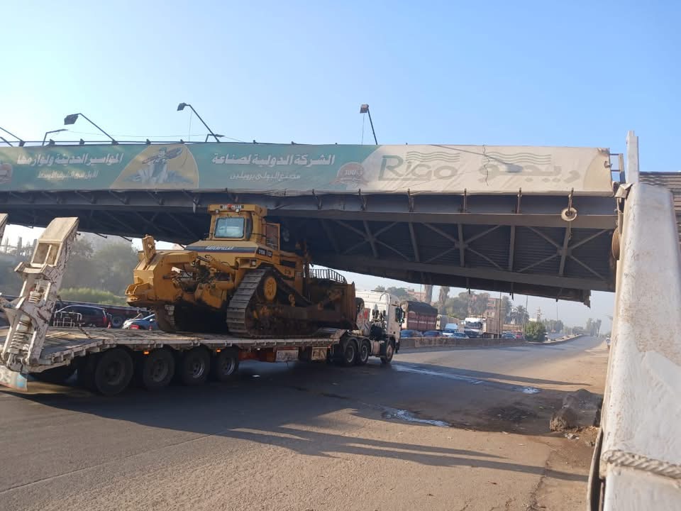 اصطدام تريلا يربك المرور بطريق بنها القاهرة الزراعي دون انهيار للكوبري