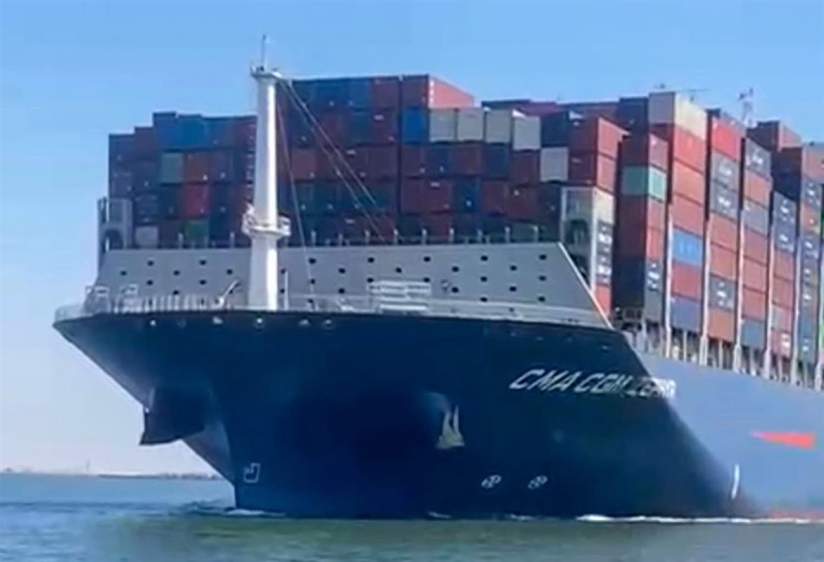 مرور سفينة CMA CGM ZEPHYR عبر قناة السويس