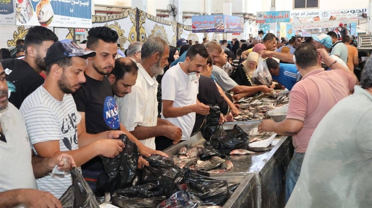 مواطنون يتوافدون على مبادرة تخفيض الأسعار