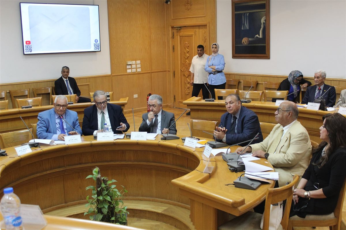 اجتماع موسع لوزير الثقافة مع مقرري لجان المجلس الأعلى