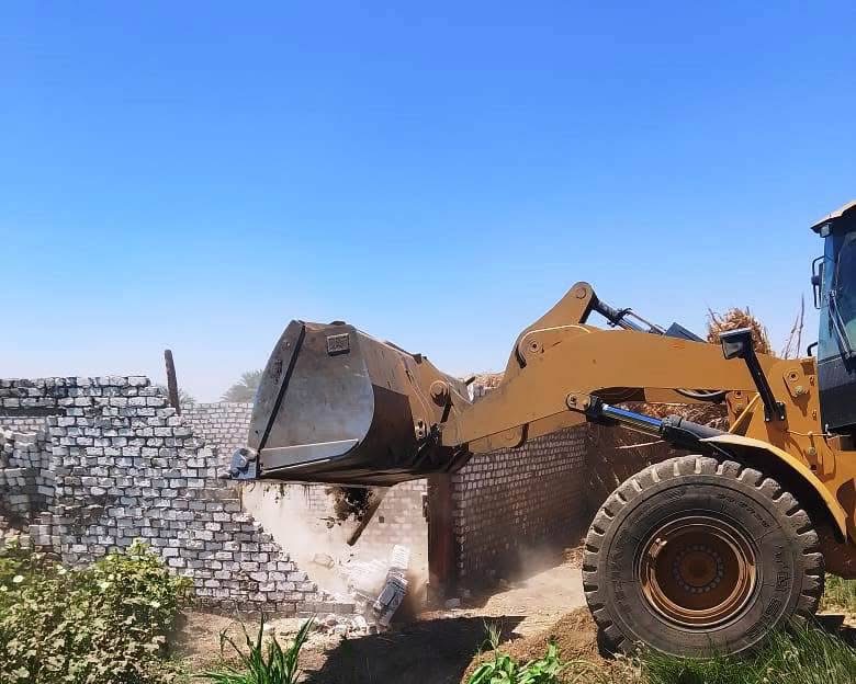 أسوان تزيل مبانٍ مخالفة بدون ترخيص في مدينة ناصر