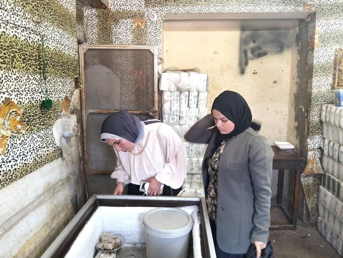 مفتشو التموين أثناء تفتيش الأسواق بالدقهلية