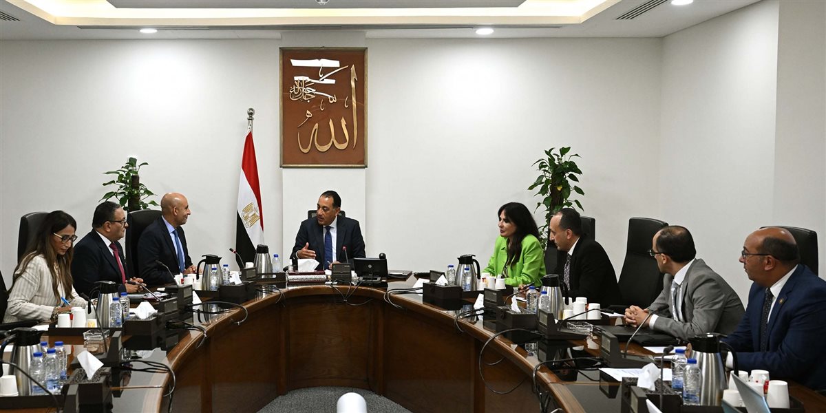 رئيس الوزراء يطلع على جهود وزارة التعليم في تطوير 94 منهجًا