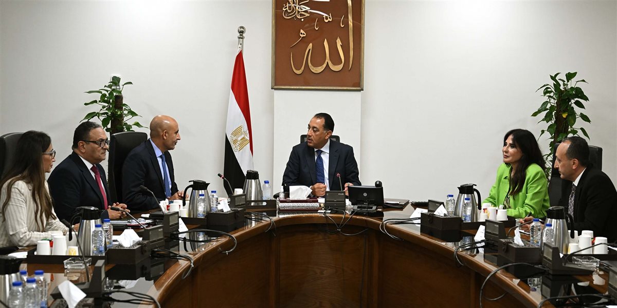 رئيس الوزراء يطلع على جهود وزارة التعليم في تطوير 94 منهجًا