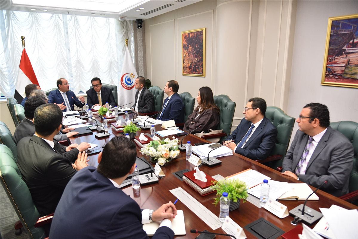 وزير الصحة يبحث مع وزيري المالية والاستثمار تعديلات على المساهمة التكافلية في التأمين الصحي