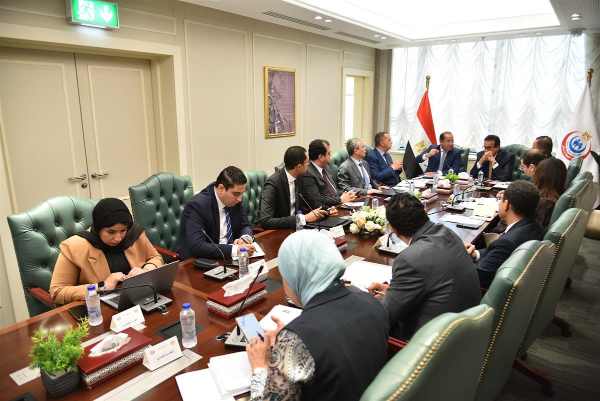 وزير الصحة يبحث مع وزيري المالية والاستثمار تعديلات على المساهمة التكافلية في التأمين الصحي