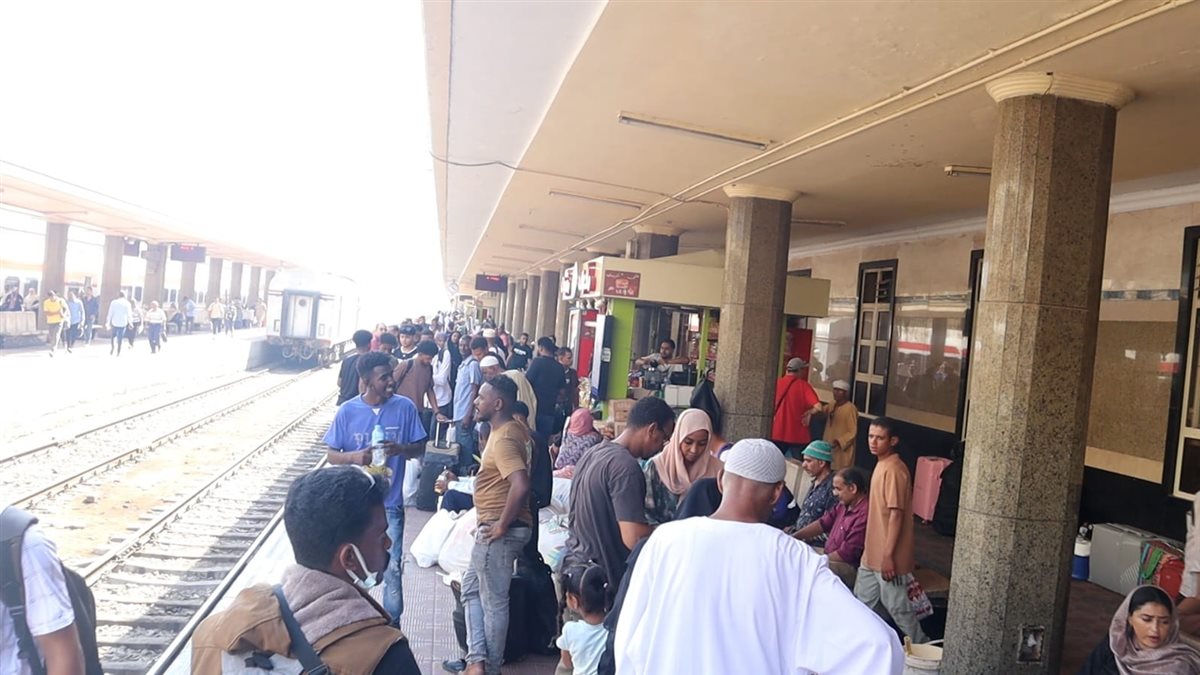 سكك حديد مصر تسير القطار الثاني من القاهرة لنقل السودانيين العائدين طوعًا إلى وطنهم