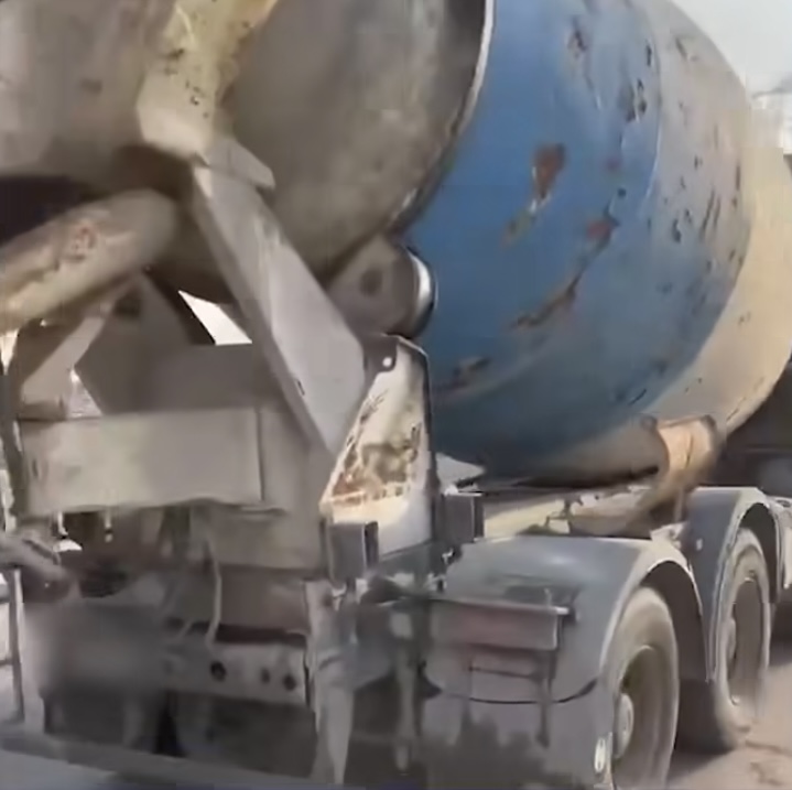 سائق نقل يفرغ خرسانة جاهزة في منتصف الطريق