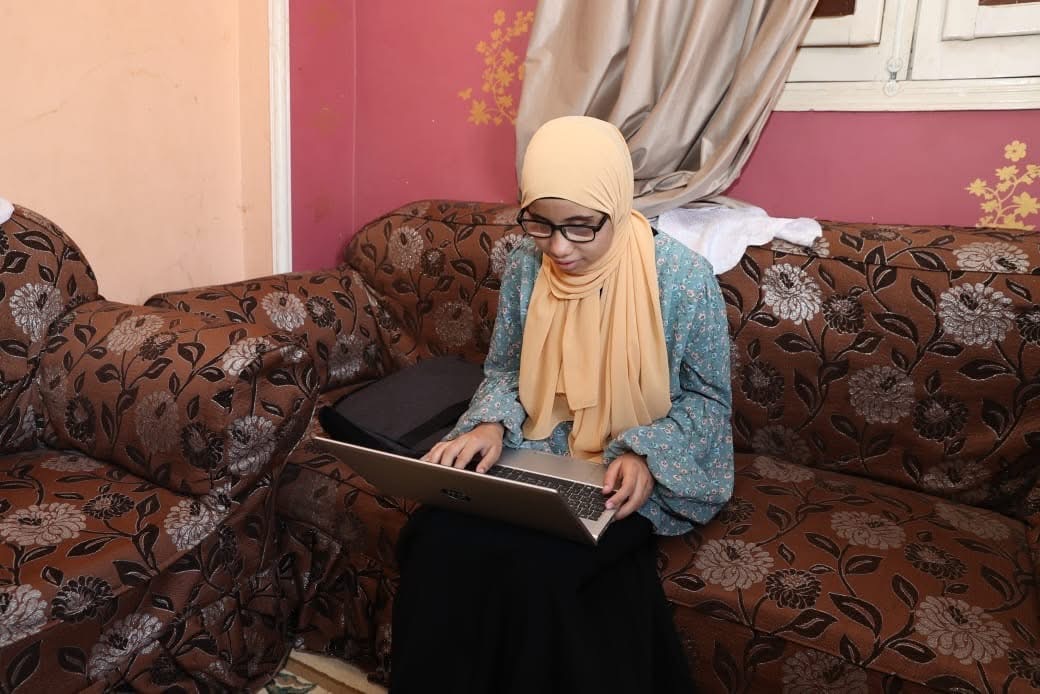 تسليم لاب توب للطالبة الأولى على الثانوية الأزهرية مكفوفين