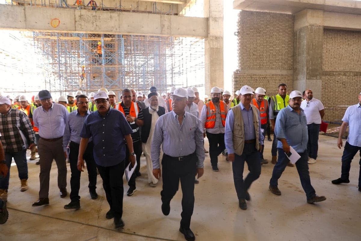 الوزير يتابع أعمال تنفيذ القطار السريع بمحطة مطروح