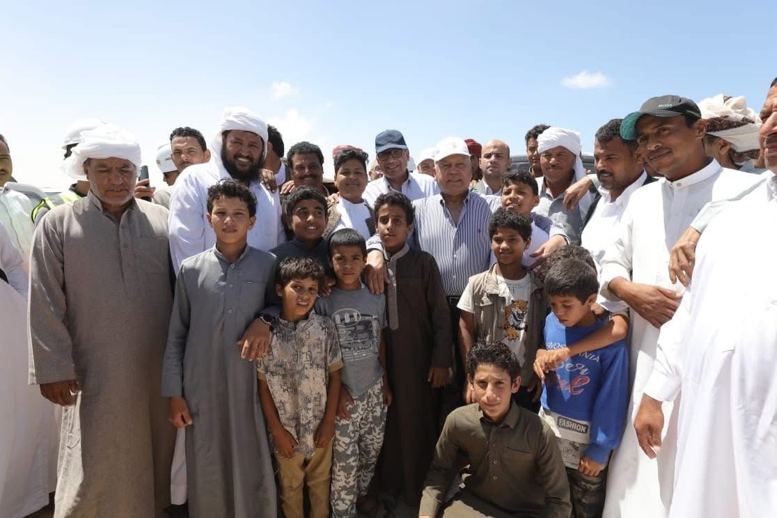 التقط الوزير صورًا تذكارية مع الأطفال