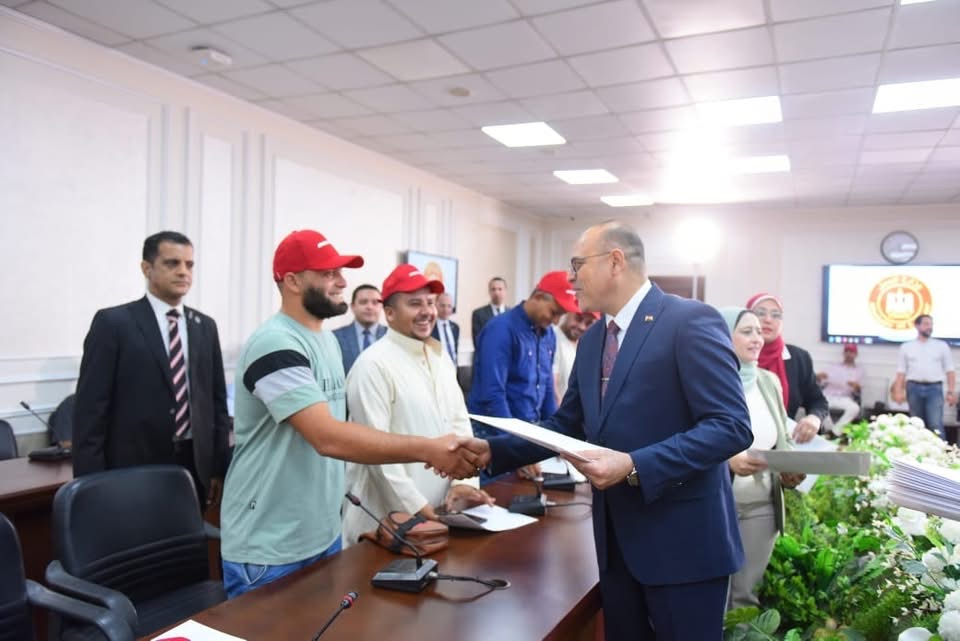وزير العمل يسلم عقود عمل لشباب مصري في البوسنة والهرسك