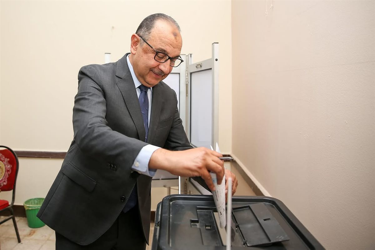 وزير قطاع الأعمال يدلي بصوته في انتخابات مجلس الشيوخ