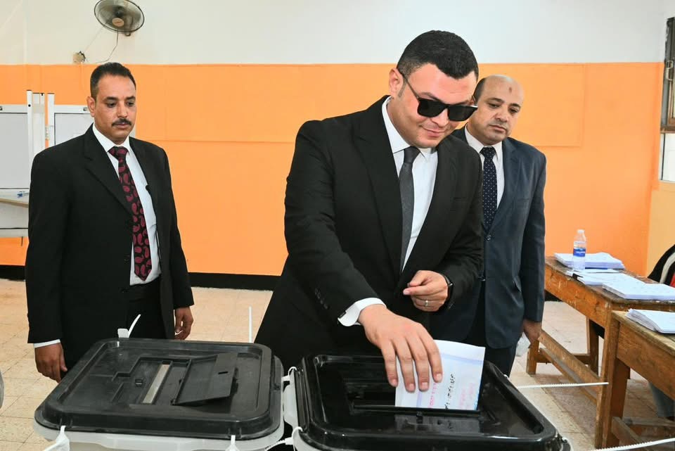 وزير الإسكان يُدلي بصوته في لجنة انتخابية منظمة