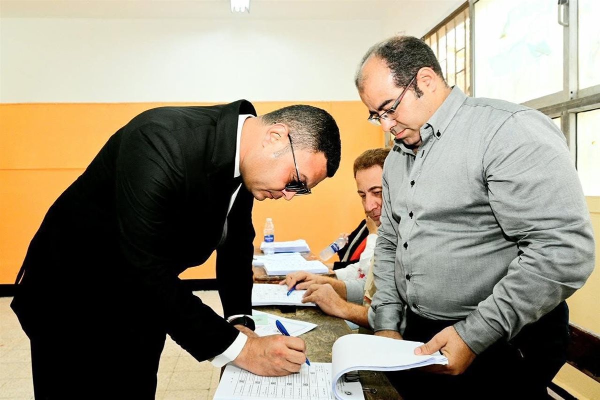 وزير الإسكان يصوّت ويدعو للمشاركة في انتخابات الشيوخ