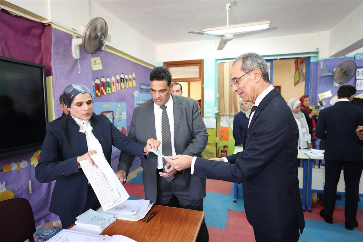 وزير الاتصالات يدلي بصوته في لجنة انتخابية بالشيخ زايد