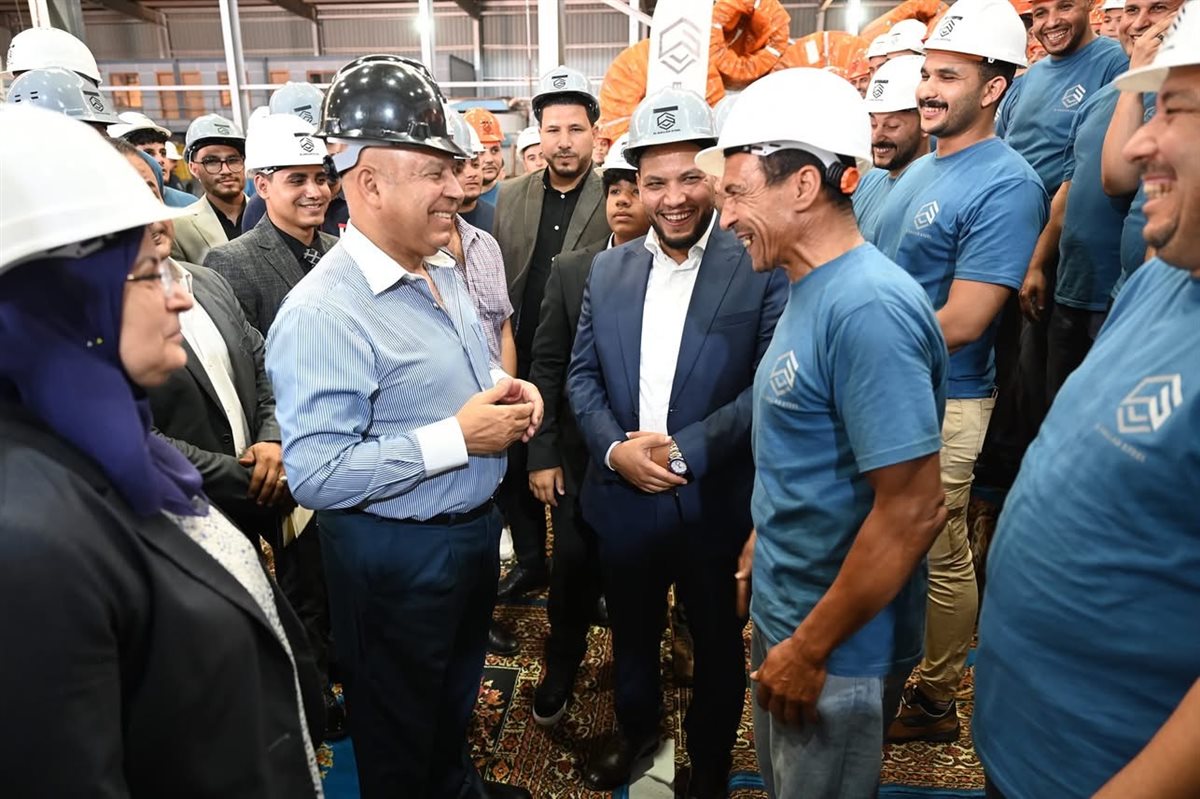 وزير الصناعة والنقل يتفقد مصانع العاشر من رمضان ويفتتح خط إنتاج جديد