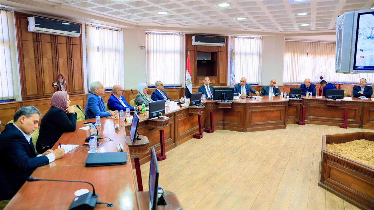 وزير التربية والتعليم يعقد اجتماعاً مع قيادات التعليم بالقاهرة والجيزة