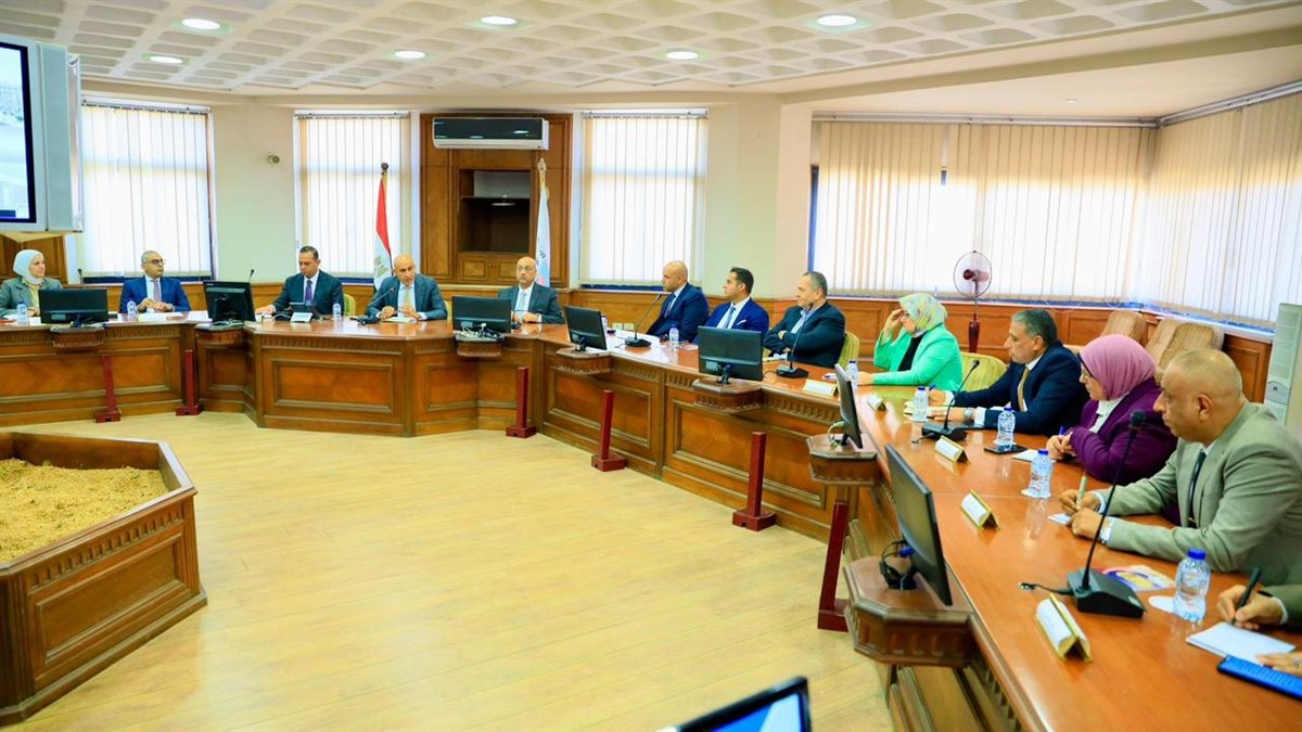 وزير التربية والتعليم يعقد اجتماعاً مع قيادات التعليم بالقاهرة والجيزة