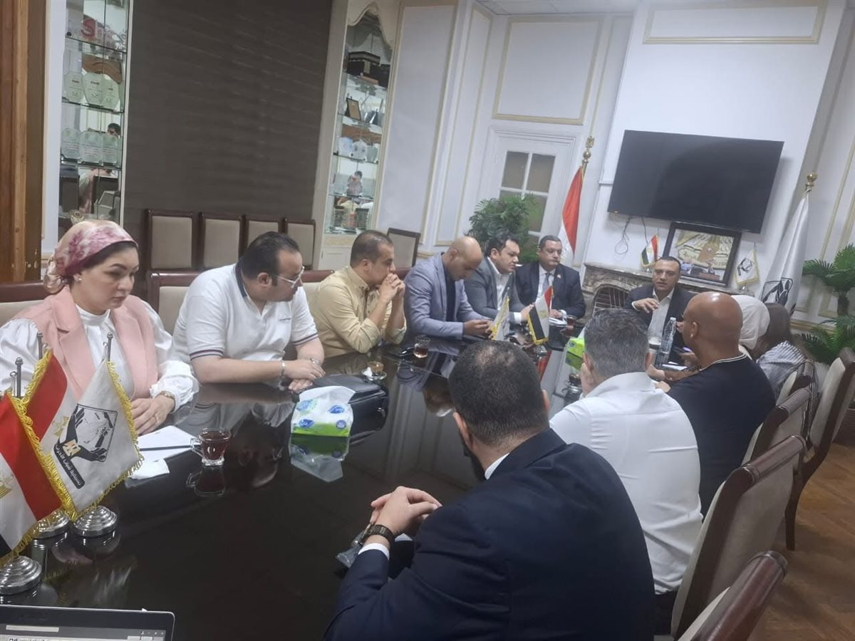 صالون نقاشي حول مجلس الشيوخ ودور الشباب