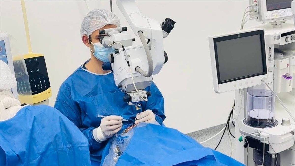 فريق طبي يستخدم الأرجون ليزر لإنقاذ البصر