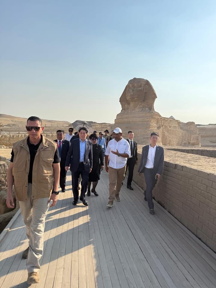 رئيس فيتنام يزور المتحف المصري الكبير وأهرامات الجيزة