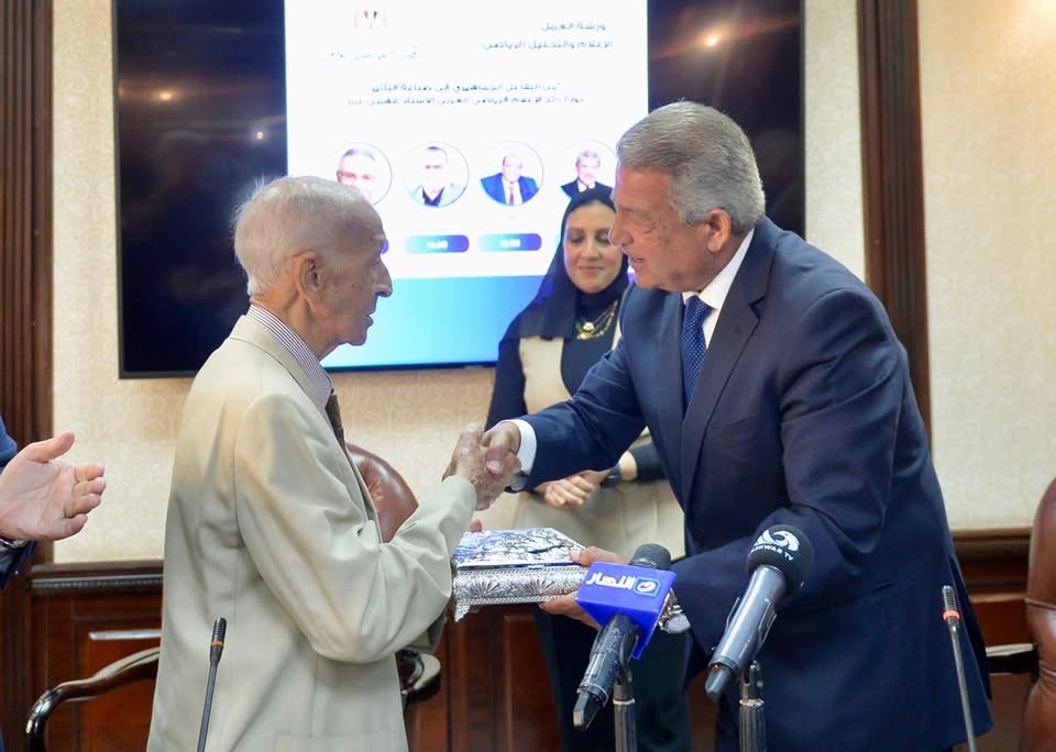 تكريم فهمي عمر في ورشة ضبط أداء الإعلام الرياضي