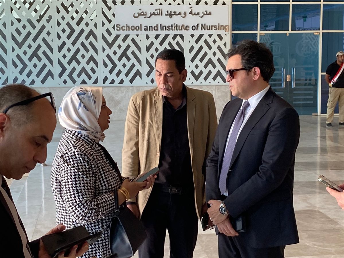وزير الثقافة يشارك في متابعة خروج جثمان الأديب صنع الله إبراهيم