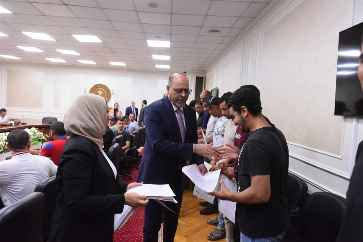وزير العمل يسلم عقود عمل بمجالات البناء والتشييد والزراعة
