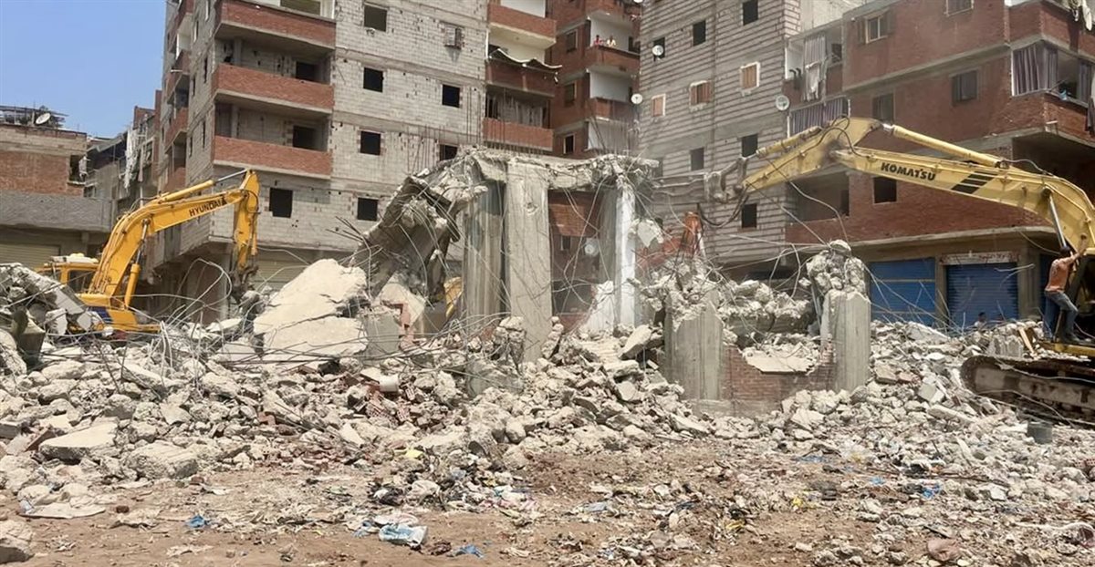 معدات ثقيلة خلال إزالة مخالفات البناء في الموجة 27