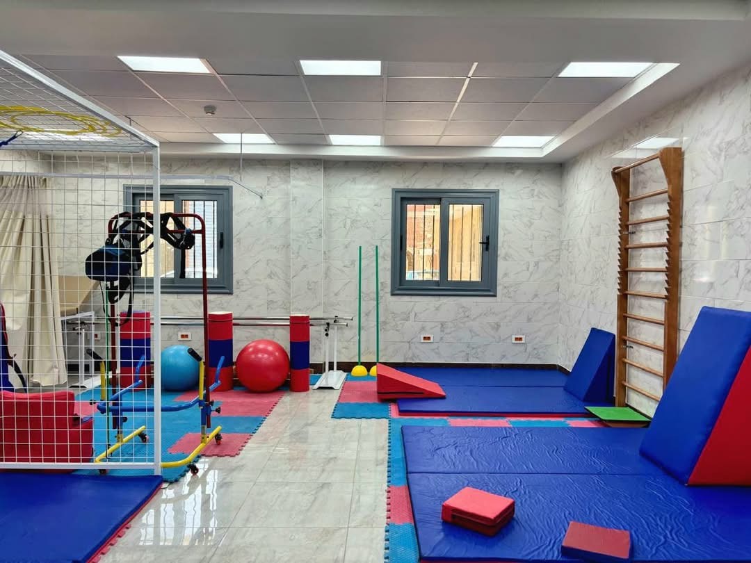 بدء تشغيل عيادة العلاج الطبيعي للأطفال في الأقصر