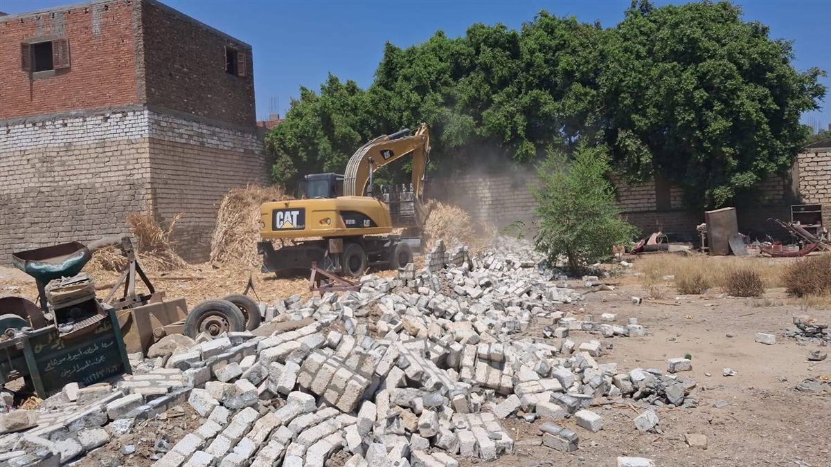 محافظ أسيوط يعلن إزالة 32 حالة تعدٍ على أراضٍ زراعية